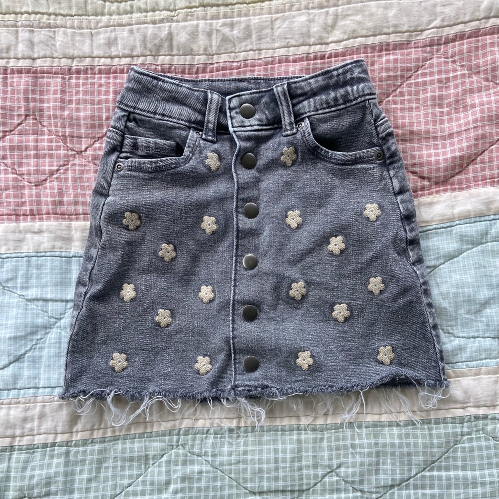 Girls Evsie brand size 7 denim daisy skirt